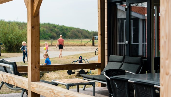 Veranda met buitenmeubilair solarchalet - Camping De Kiekduun op Ameland